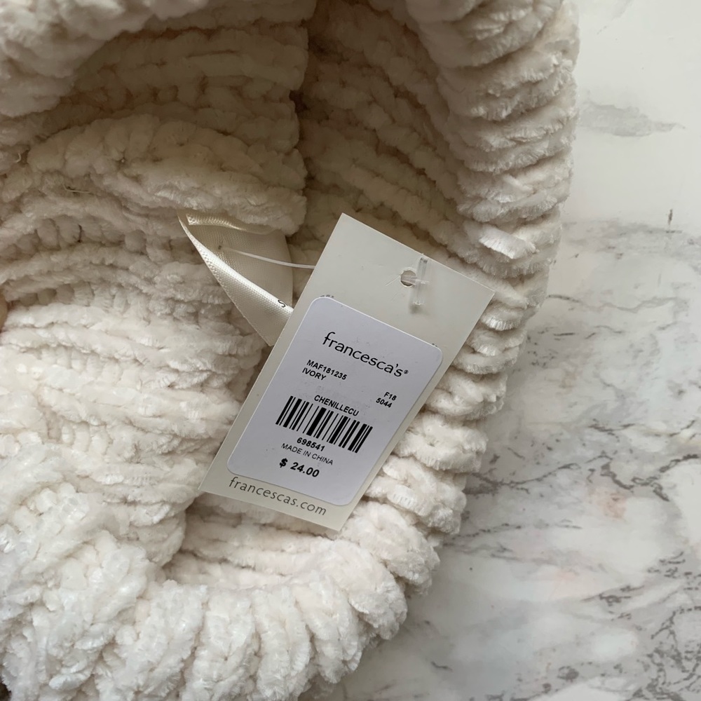 White Pompom beanie - Picture 4 of 5